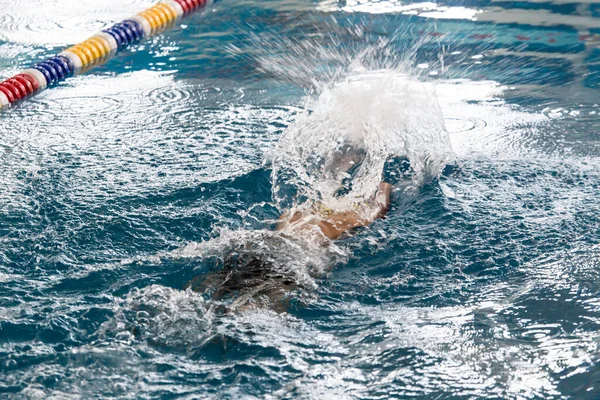 Sport Motion Shot Garçon Nageant Dans Piscine — Photo