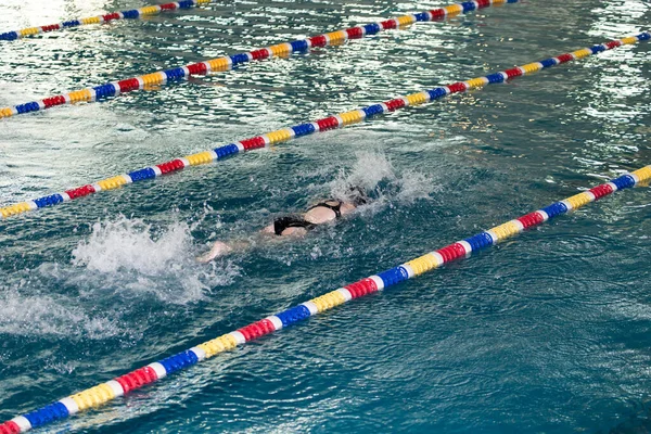 プールで泳ぐ少女の運動ショット — ストック写真