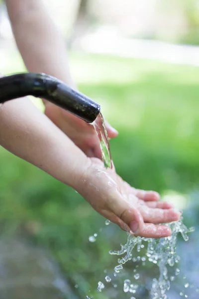 Hand Kranvatten Naturen Parken Naturen — Stockfoto