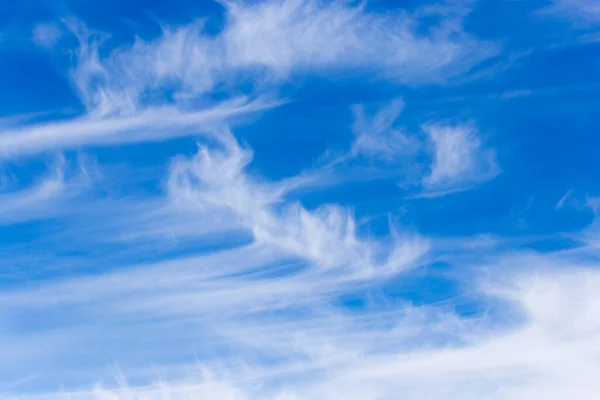 Piękne Chmury Błękitnym Niebie — Zdjęcie stockowe