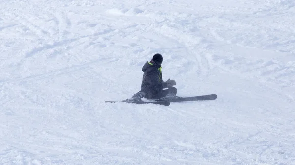 Skifahren Auf Schneebedeckten Bergen Winter — Stockfoto