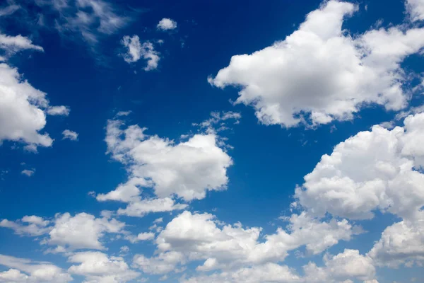 Piękne Chmury Przeciwko Błękitnemu Niebu Parku Przyrodzie — Zdjęcie stockowe