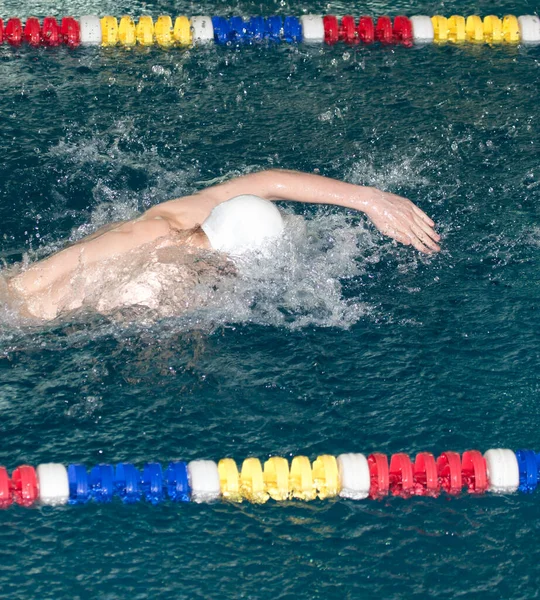 Αθλητική Κίνηση Shot Του Αγοριού Κολύμπι Στην Πισίνα — Φωτογραφία Αρχείου