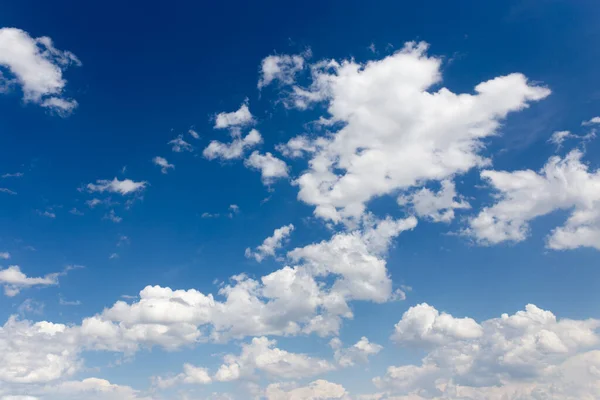 Vackra Moln Mot Blå Himmel Parken Naturen — Stockfoto