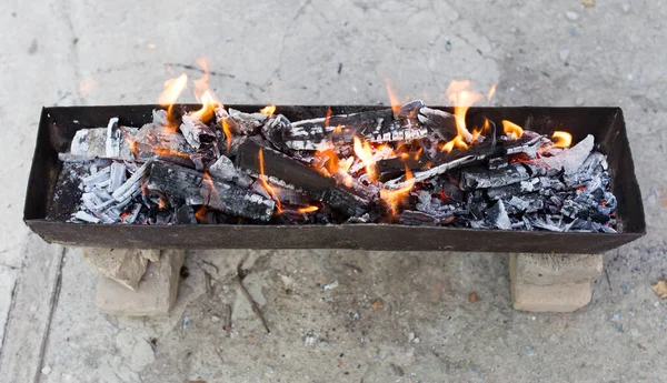 火鉢で薪を燃やす 自然公園で — ストック写真