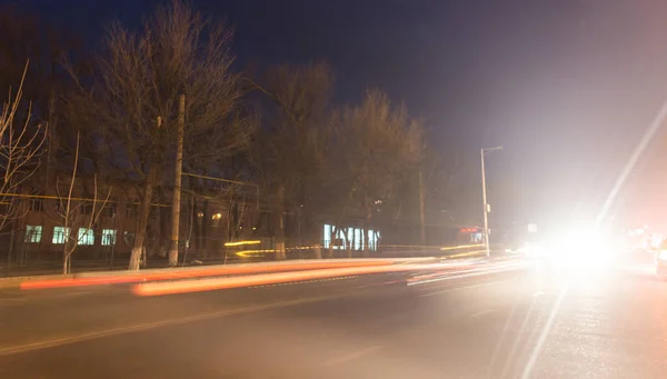 Carretera Por Noche Con Coches Movimiento Parque Naturaleza —  Fotos de Stock