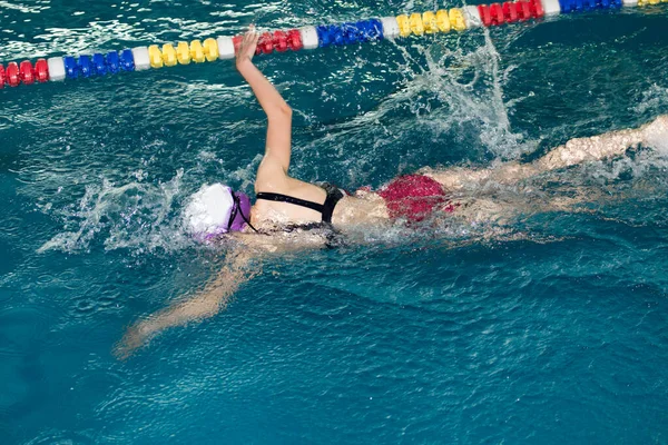 Sport Ruch Strzał Dziewczyna Pływanie Basen — Zdjęcie stockowe