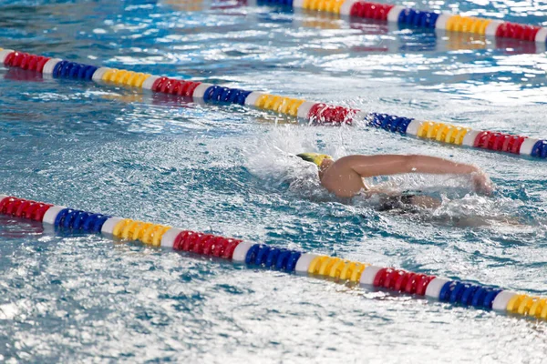 Sport Mozgás Lövés Fiú Úszás Medencében — Stock Fotó