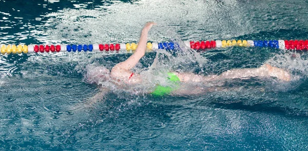 Havuzda Yüzen Kızın Spor Hareketi — Stok fotoğraf