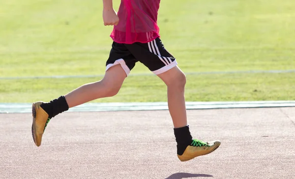 Koşu Sporcusu Doğadaki Parkta — Stok fotoğraf