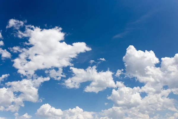 Bellissime Nuvole Contro Cielo Blu Nel Parco Nella Natura — Foto Stock