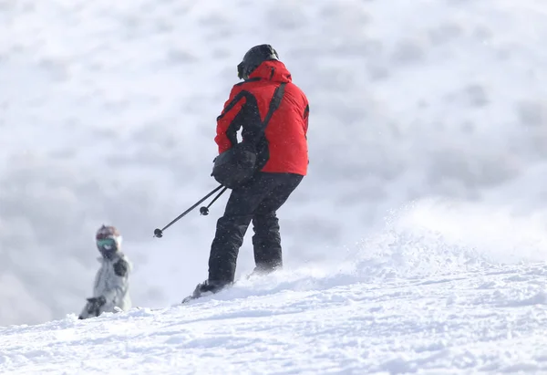 冬天在雪山上滑雪的人 — 图库照片