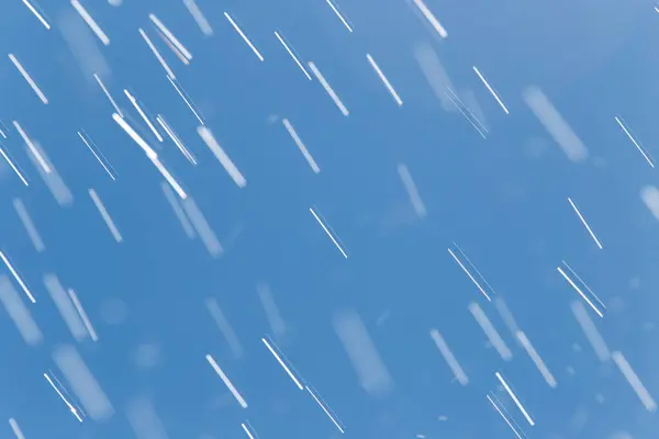 青空を背景に雨が降り — ストック写真