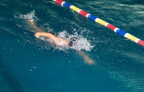 Esporte Movimento Tiro Menino Nadando Piscina — Fotografia de Stock