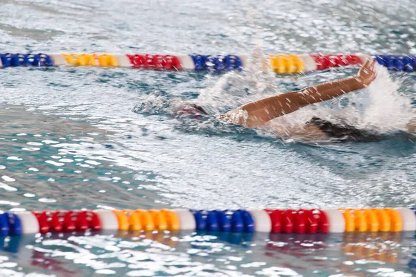 Sport Mozgás Lövés Fiú Úszás Medencében — Stock Fotó