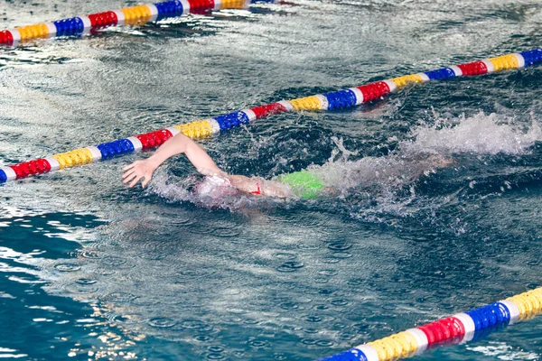 Esporte Movimento Tiro Menina Nadando Piscina — Fotografia de Stock