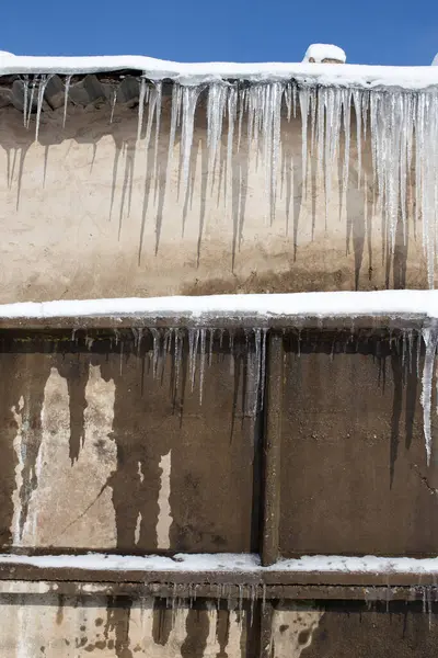 Baharda Evin Çatısında Büyük Buz Sarkıtları Asılı — Stok fotoğraf