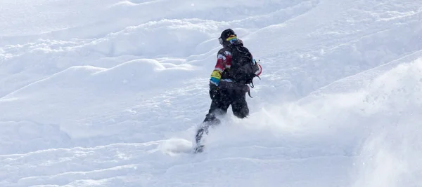 Άνθρωπος Snowboarding Στο Χιόνι Στο Πάρκο Στη Φύση — Φωτογραφία Αρχείου