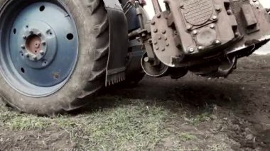 Kasaba bahçesinde traktör ekimi görüntüleri.