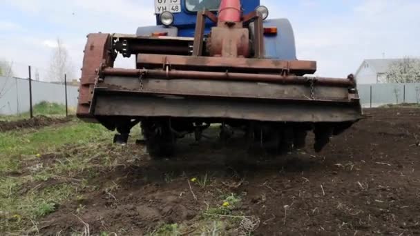 Metraje Del Tractor Cultivando Terreno Jardín Aldea — Vídeos de Stock