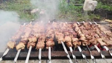 Etin şiş üzerinde barbekü yapılışının yakın çekim görüntüleri.