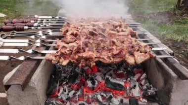 Etin şiş üzerinde barbekü yapılışının yakın çekim görüntüleri.
