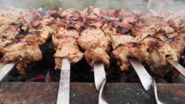 Etin şiş üzerinde barbekü yapılışının yakın çekim görüntüleri.