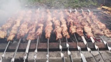 Etin şiş üzerinde barbekü yapılışının yakın çekim görüntüleri.