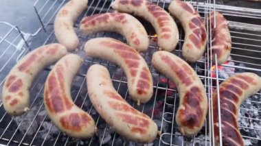 Kafeste ızgara yapan sosislerin yakın çekim görüntüleri.