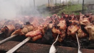 Etin şiş üzerinde barbekü yapılışının yakın çekim görüntüleri.