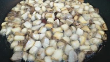 Tavada kızaran mantarların yakın çekim görüntüleri.