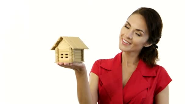 Mujer feliz sosteniendo una casita en sus manos — Vídeo de stock