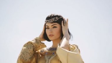Moda makyaj ve saç modeli çöl rüzgarlı hava karşı açık havada Mısır Kraliçesi Kleopatra gibi güzel bir kadınla