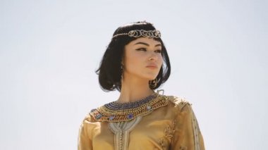 Moda makyaj ve saç modeli çöl rüzgarlı hava karşı açık havada Mısır Kraliçesi Kleopatra gibi güzel bir kadınla