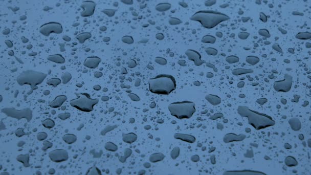 Gotas de lluvia sobre metal — Vídeo de stock