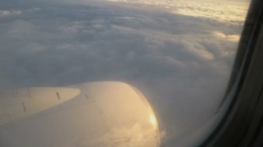 Hava yoluyla seyahat. Bir uçak pencereden görüntüleme