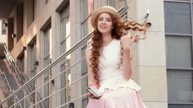 om adımları oturan güzel Avrupalı bir kadın portresi