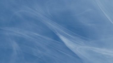 Beyaz mürekkep ve duman gibi yavaş yavaş yüzen parçacıklar