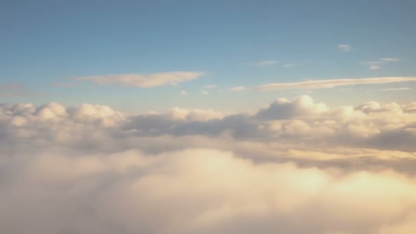 Viajando pelo ar. Vista através de uma janela de avião — Vídeo de Stock