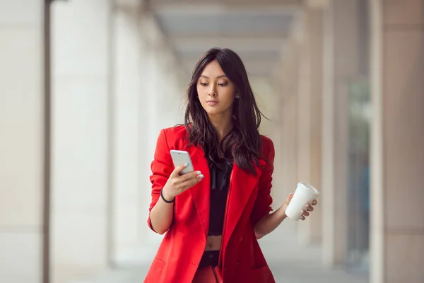 Asiatico business donna all'aperto — Foto Stock