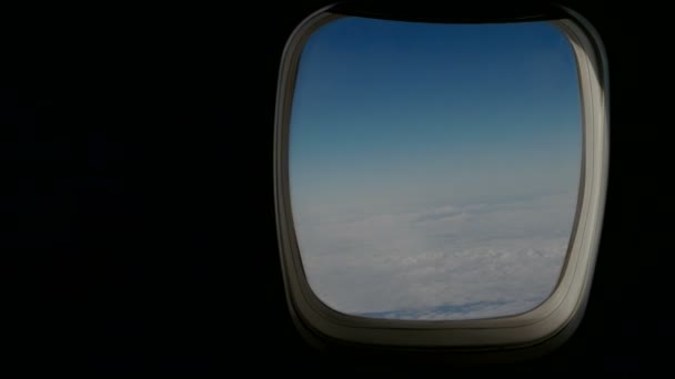 Utazás repülővel. Nézd át a repülőgépen ablak — Stock videók