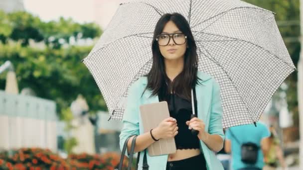 Frumos asiatic tânără femeie cu tabletă în stradă oraș — Videoclip de stoc