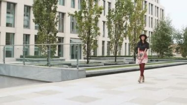 Asyalı öğrenci kız şehirde yürüyüş