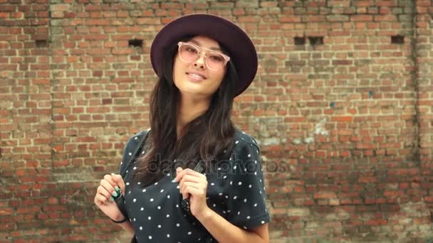 Portrait d'une étudiante d'université métisse sur le campus en plein air — Video