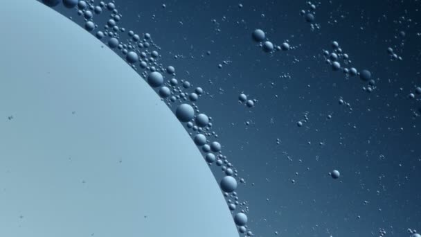 Brouilles d'huile sur l'eau, vidéo d'extraction. Macro 