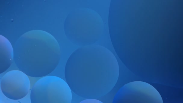 Fond abstrait. Brouilles d'huile sur l'eau, vidéo d'extraction. Macro 