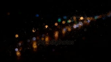 Pencere camına çalışan aşağı yağmur damlaları