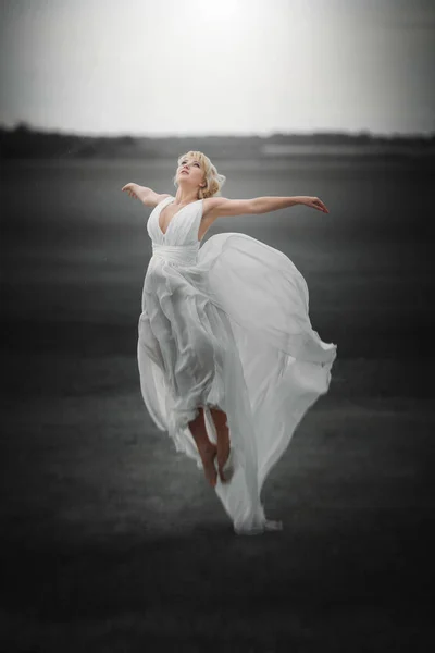Fee. mooi meisje in waait jurk vliegen. magie — Stockfoto