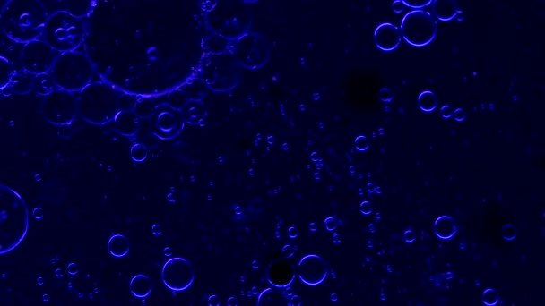 Brouilles d'huile sur l'eau, vidéo d'extraction. Macro 