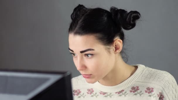 Sorpresa giovane donna navigare in internet a casa — Video Stock
